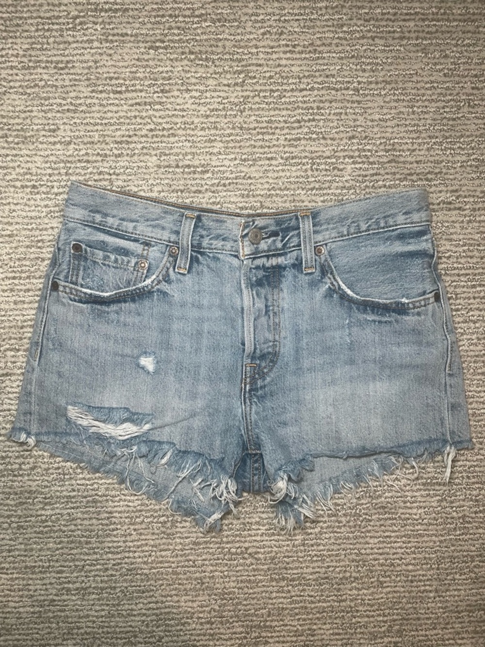 LEVI'S 501 Button-Fly Denim Shorts in Medium Wash (Size 27) - Picture 4 of 7